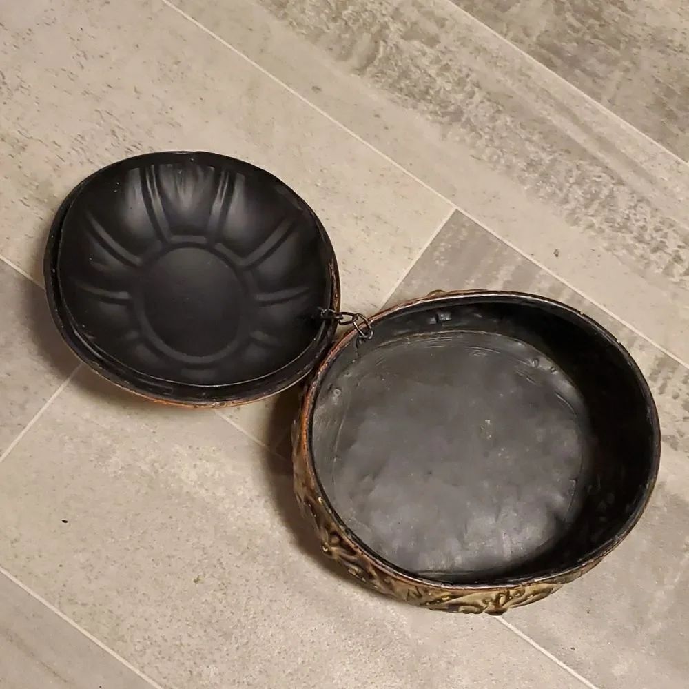 Oval Metal Distressed Trinket Box - Picture 4 of 7